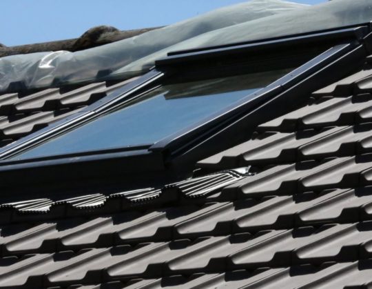 fenetre de toit a energie solaire fenetre de toit velux