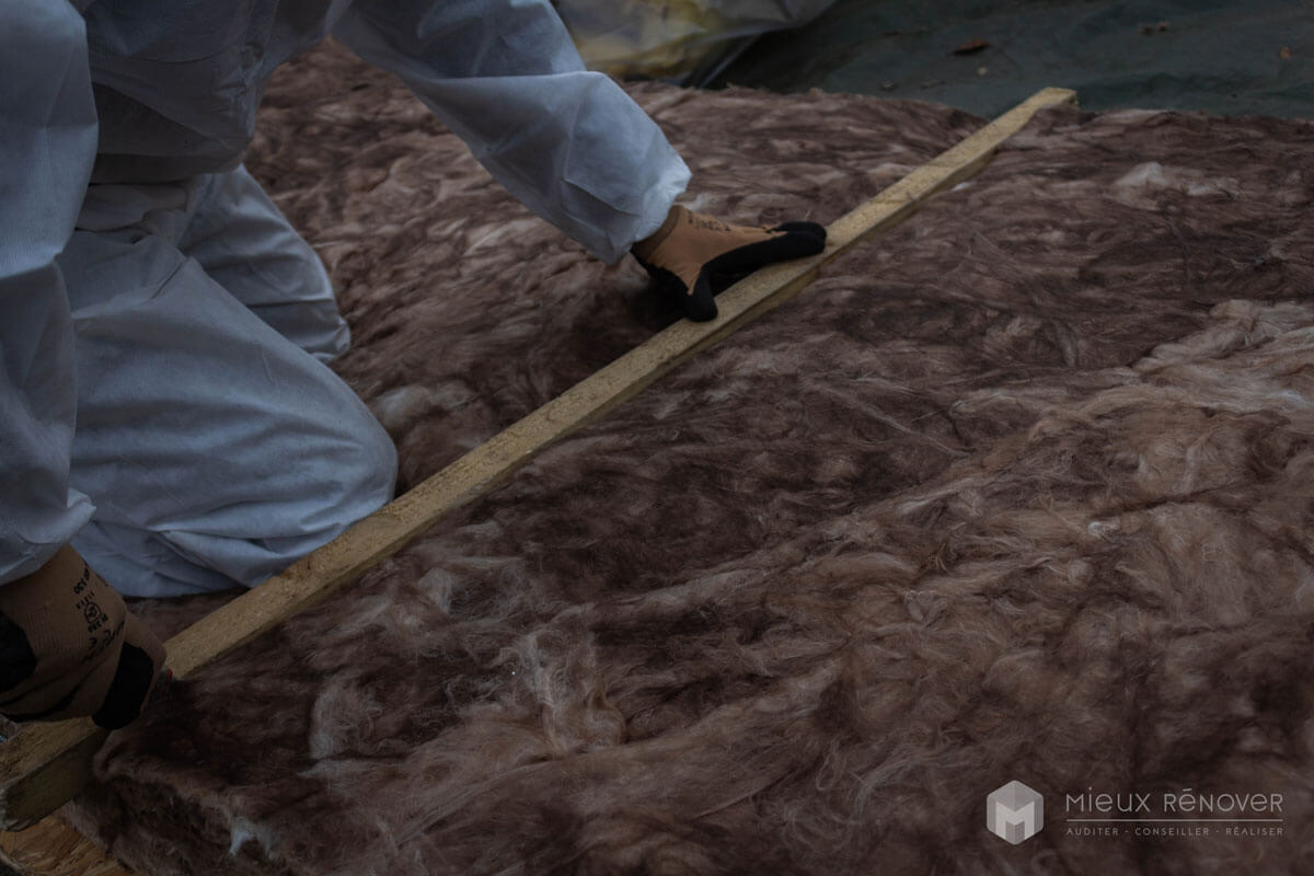 Travaux d'isolation avec de la laine de roche en panneaux