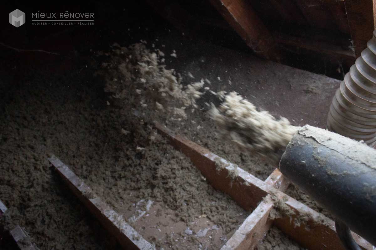 Faites des travaux d'isolation de toiture dans des combles perdus